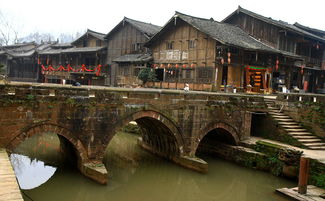古镇旅游景点是指具有悠久历史和文化底蕴的古城、古镇或古村落。这些旅游景点通常位于中国的各个地区，其中比较著名的有江南水乡的周庄、湖南的凤凰古城、云南的丽江古城等。